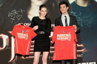 Kristen Stewart y Taylor Lautner estuvieron haciendo promoción para "Eclipse" en Korea donde recibieron de obsequio la camiseta de la selección